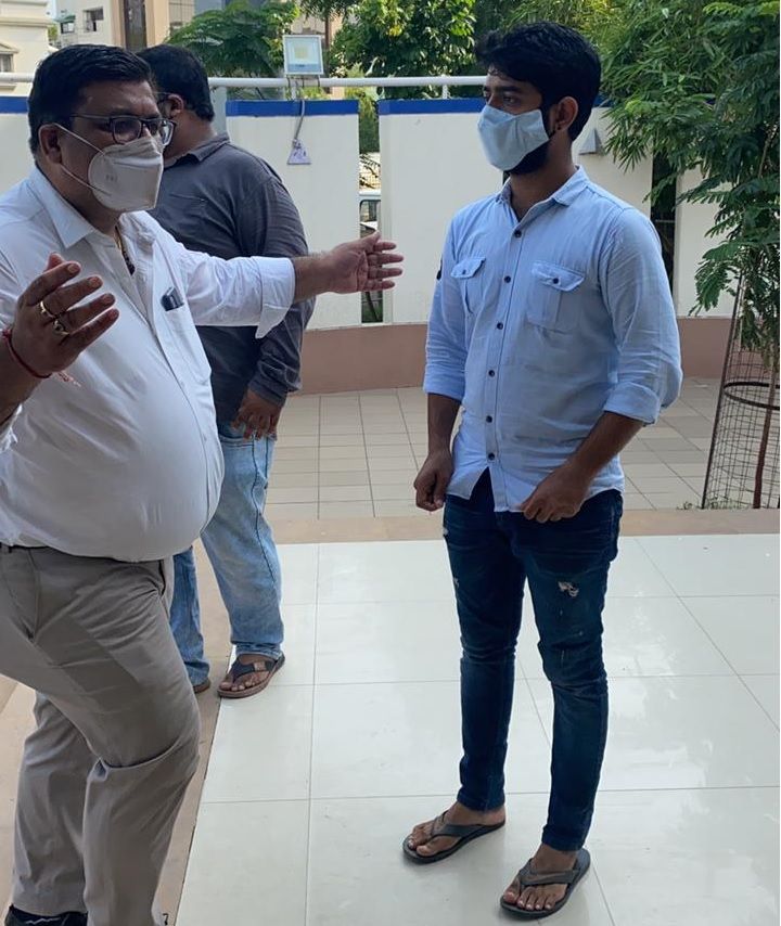 પર્વ શાહની તસવીર (વાદળી શર્ટ અને જીન્સમાં)