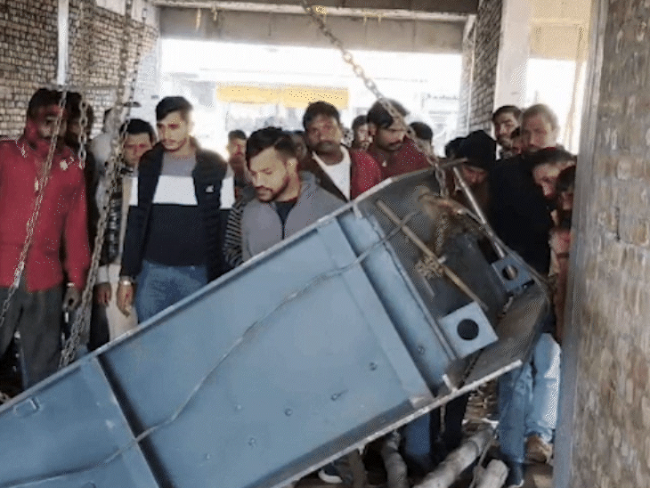 2000 kg locker falls on youth in Anupgarh; Neckbone fractures as Iron ...