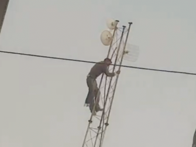 Man climbs mobile tower in craze of becoming famous