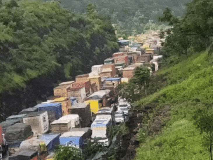 7 vehicles collided at NH-54 in Dhar; 3 km traffic jam at Bheru ghat ...