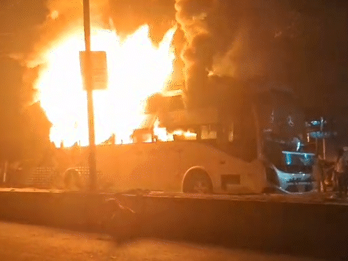 AC-bus catches fire in Lakhimpur, passengers jump from window Vehicle ...