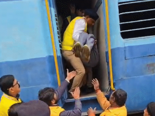 Mock drill- Trains collide in Lucknow bogies catch fire Passengers ...