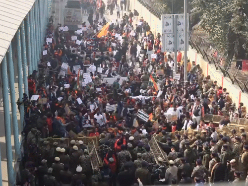 VHP protests outside the Bangladesh High Commission in Delhi:  Demonstrations against the killing of Hindu youth in Dhaka; Yunus govt  summons Indian High Commissioner | Bhaskar English