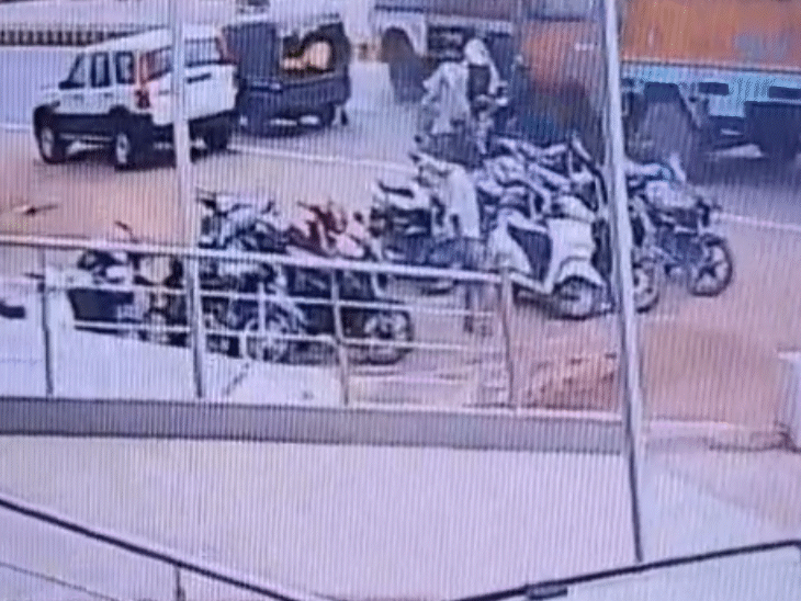 Guna Truck Accident: One Dead, Three Critical | Speeding Truck Hits Bikers
