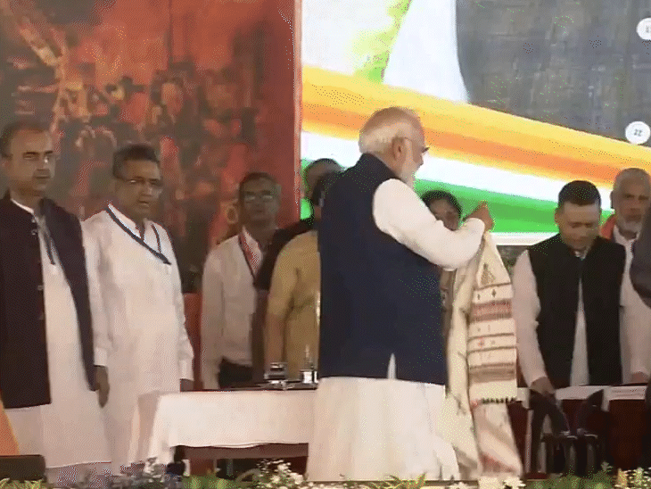 PM Modi touches feet, hugs BJP's oldest Bengal worker: