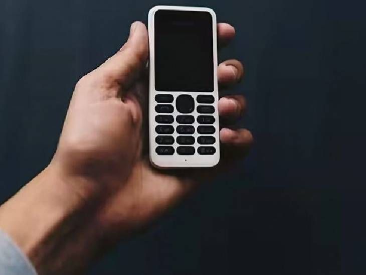 Tech-Savvy Youth Choosing Basic Phones | Simple Tech Trend in America