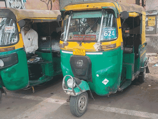 37 lakh auto-rickshaw, taxi drivers begin 4-day strike: Unions leave passengers midway in protest against ride-hailing apps; ‘Save Jobs’ stir underway - Gujarat News