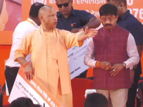CM Yogi reprimands leaders on stage in Chitrakoot: Video surfaces as local politicians jostle for photos during flood relief check distribution - Uttar Pradesh News