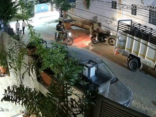 Jaipur Police Seize Parked Bike Mistaking It For Stolen | CCTV Footage Video Police steal bike parked outside home: Tell owner to file theft report, then say bike has been found Jaipur 5 hours ago Author: Nikhil Singh Copy link .
