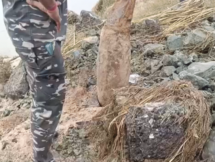 World War II-era mortar shell recovered from Bankura: Police cordon off the area and alert Army after suspected explosive is recovered from the Damodar riverbed. - West Bengal News