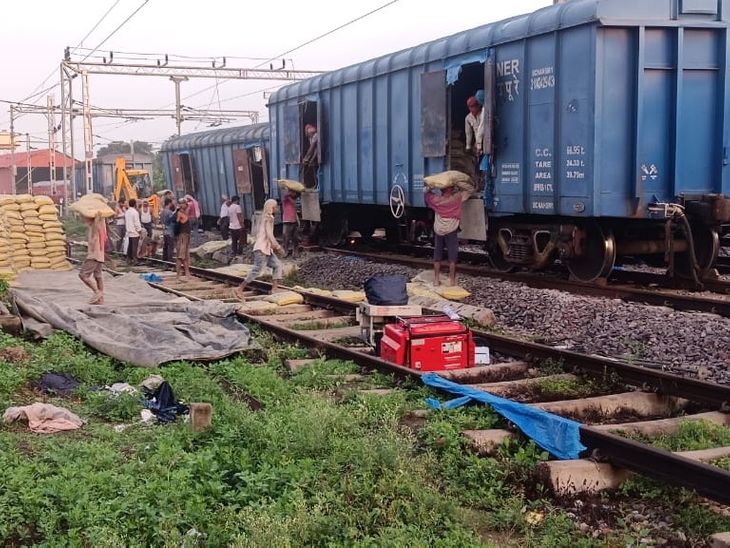 Cement-laden goods train derails in Gorakhpur: Chaos at yard; leaves 7 hours later, DRM inspects site - Gorakhpur News