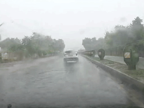 5.5 inches of rain in Kaprada and Valsad: Rain continues overnight in Ahmedabad, Vadodara and Navsari; orange alert issued for 8 districts - Gujarat News
