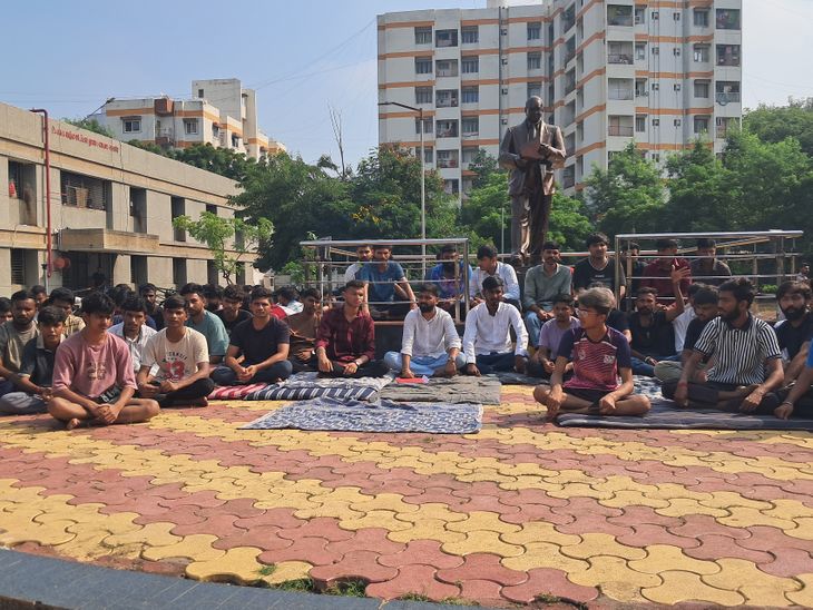 Students' hunger strike continues for second day: ‘Nyay, Nyay’ slogans raised at Rajkot’s MG Hostel; warns of violent protest if demands aren’t met - Rajkot News