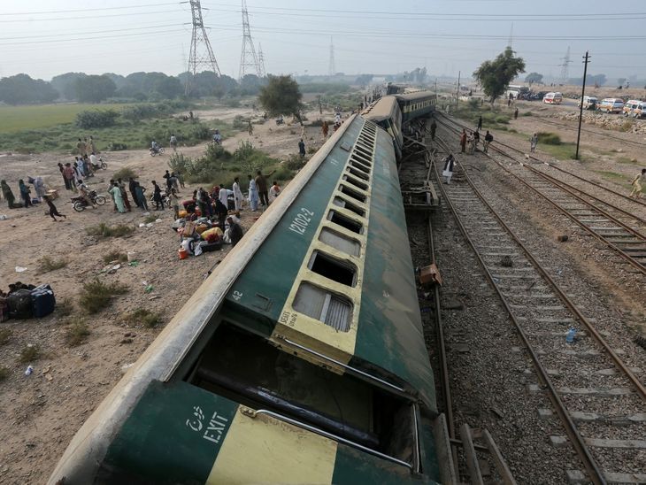 Pakistan Train Derailment in Multan | Rehman Baba Express Accident