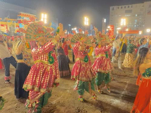 Women Attend Garba in Jaipur Wearing Gujarati Dresses & Peacock Crowns