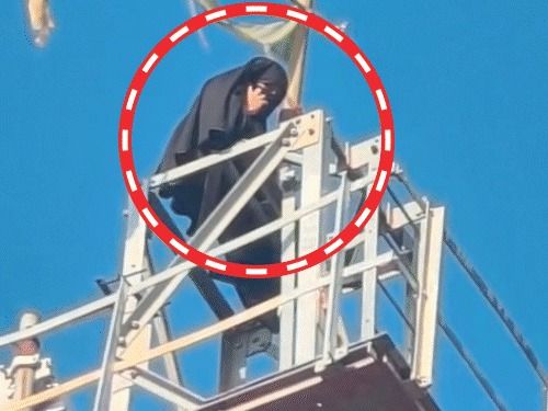 Bahraich Girl Marries Boyfriend Over Phone From Mobile Tower | Viral News