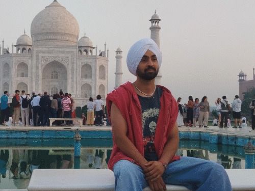 Diljit Dosanjh Visits Taj Mahal; Poses for Photos | Agra Singer Tour
