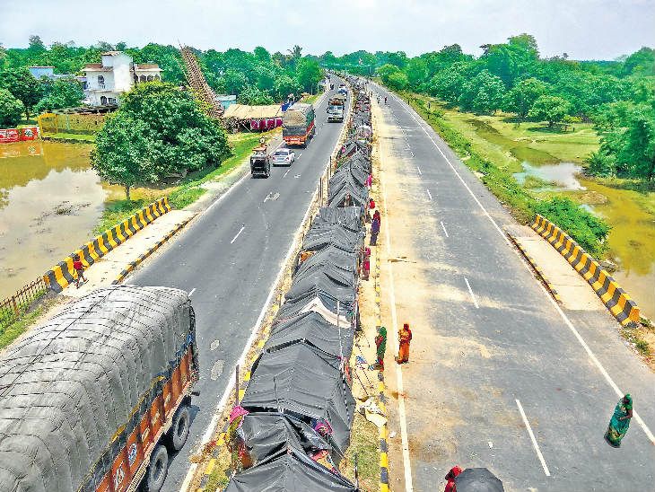 1500 flood affected families living in 5 km on NH 57 in Madhubani