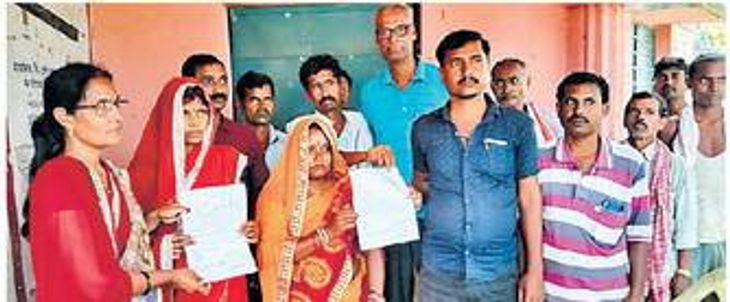 Khajauli News - certificate given to rajwanti devi and alka devi in ward 8