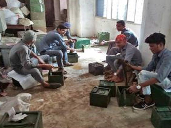 ITI students improving ballot box in Bilaspur | निगम चुनाव की तैयारी ...