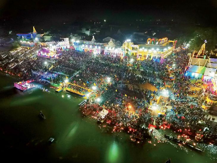 Abhishek of Maa Narmada from Jal Manch, lamp donation on waves