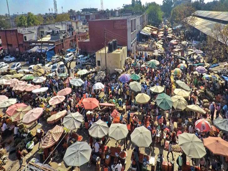 There is a huge crowd in the ration and vegetable market among the ...