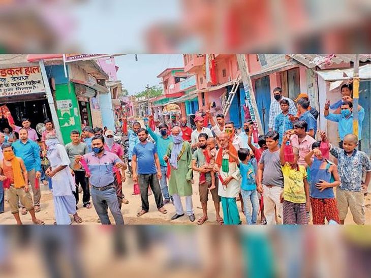 Villagers of Devdha North, accused of distributing substandard masks ...
