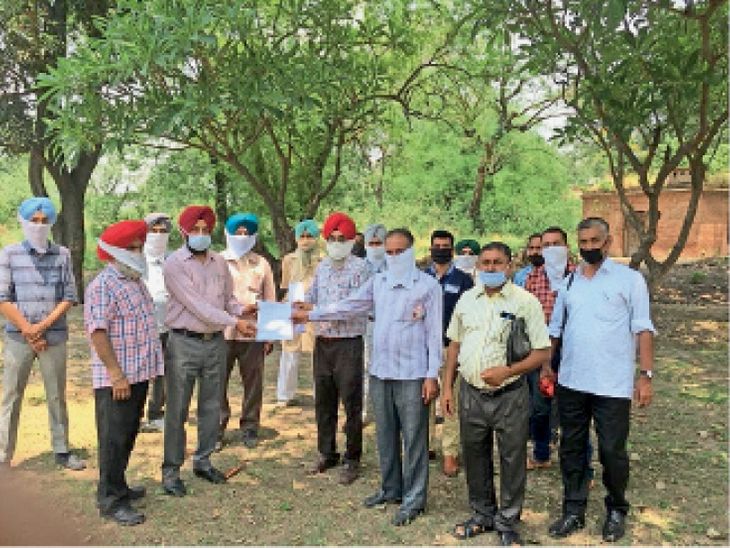 Slogans from PWD Field and Workshop Workers Union protest against ...