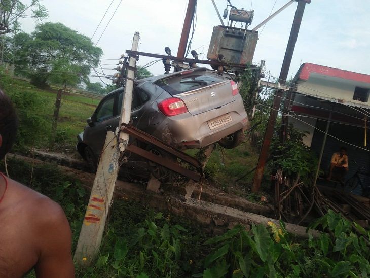 Car Stuck In Electric Pole In Chhattisgarh Dhamtari