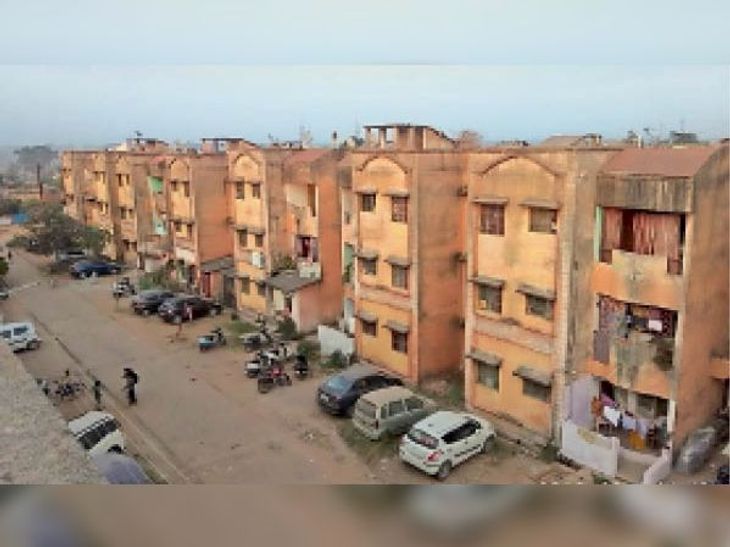 Housing board colonies deprived of corporation's facilities by staying