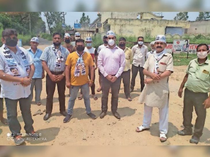Demonstration of non-construction of Kothe Manwal to Kahanpur road ...