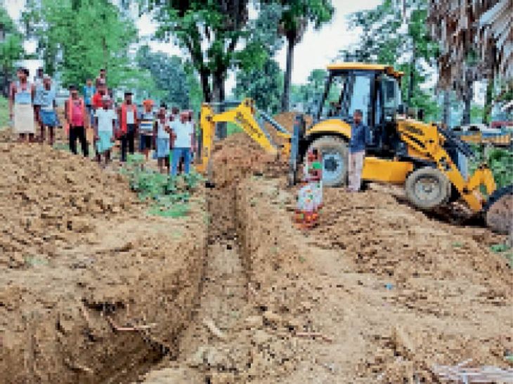 Farmers are digging pan from Shramdaan and JCB