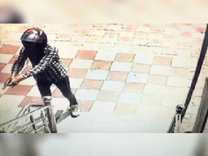 Bike riding miscreants firing on the grocery store operator, panic ...