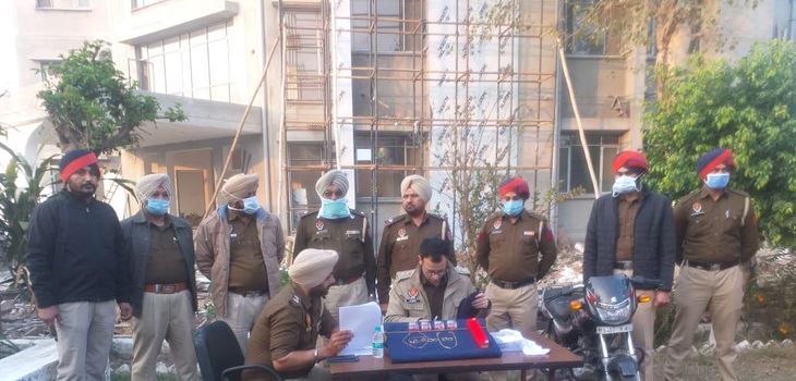 Pistal-like airgun scare and rob people, two bike riders arrested