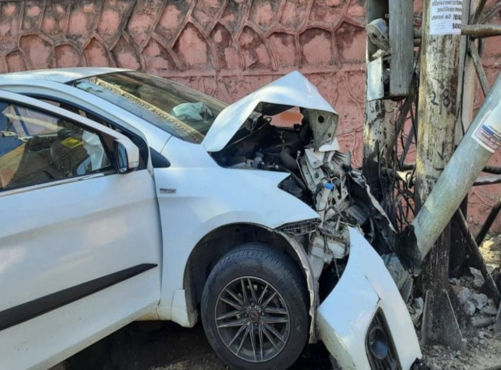 High speed uncontrolled car collides with electric pole in jaipur tonk ...