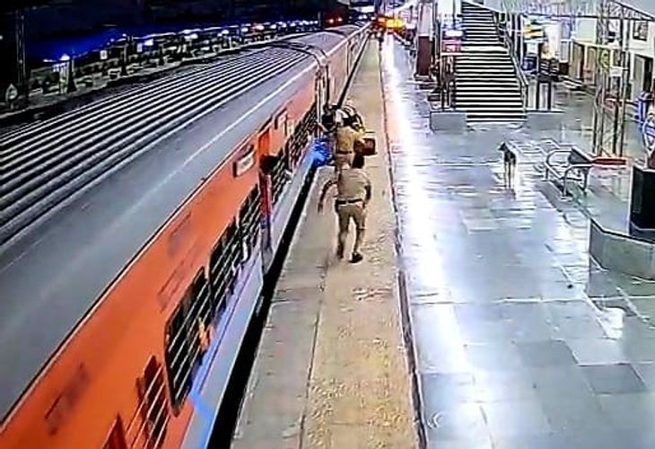 The woman's leg slipped while boarding a moving train, it was about to ...