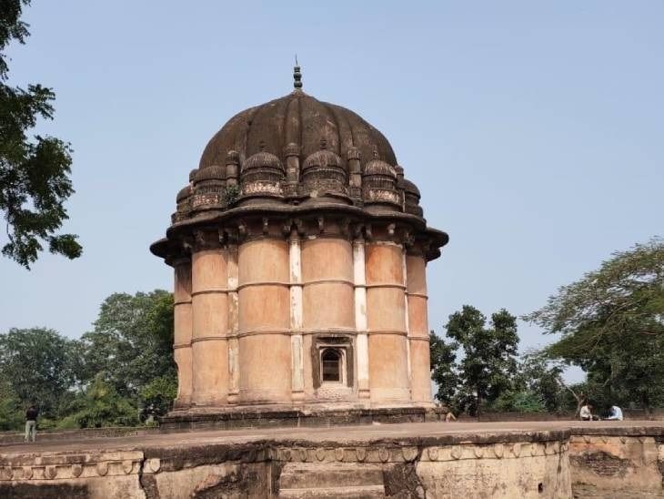 The door was closed in 1970, the tomb was built in 1632 AD, tourists ...
