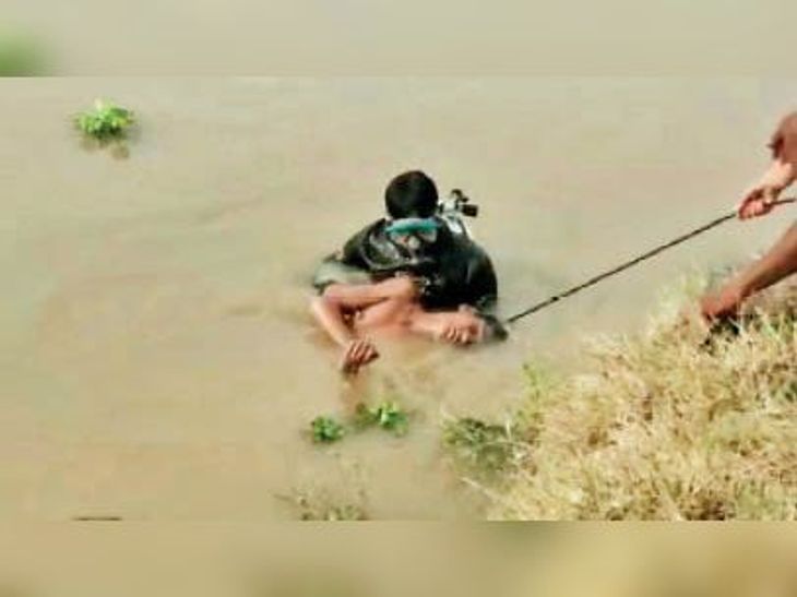 Friend went to rescue 2 children drowning in the pond, saved one ...