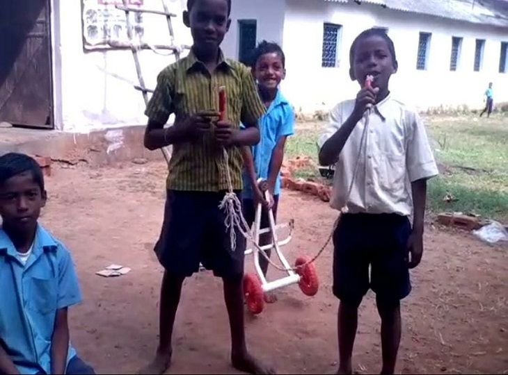 After childhood love, now the video of banjo party of children of ...