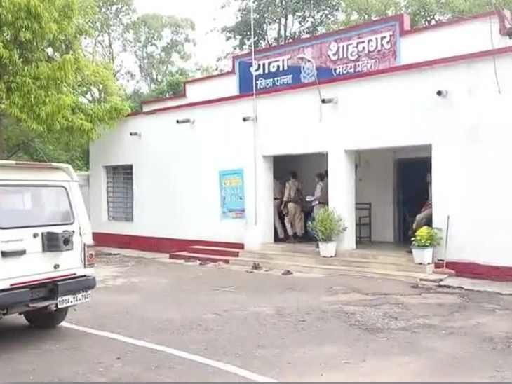 Sudden pain emerged to the girl who came to register the FIR of rape, gave birth to a premature baby in the bushes of the police station, left the body there after the death of the child. | पन्ना में रेप पीड़िता की डिलीवरी: दुष्कर्म की FIR दर्ज कराने आई युवती को अचानक दर्द उभरा; झाड़ियों में प्रीमैच्योर शिशु को दिया जन्म, बच्चे की मौत के बाद शव वहीं छोड़ा - Satna News | Dainik Bhaskar