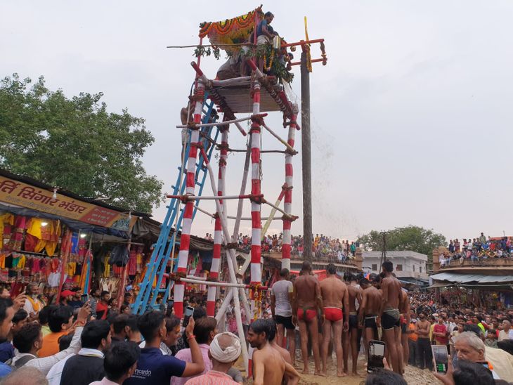 Wrestlers won the flag by climbing 40 feet high log, the tradition of