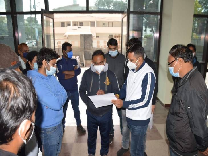 Jabalpur Collector reached Wright Town Stadium in the morning