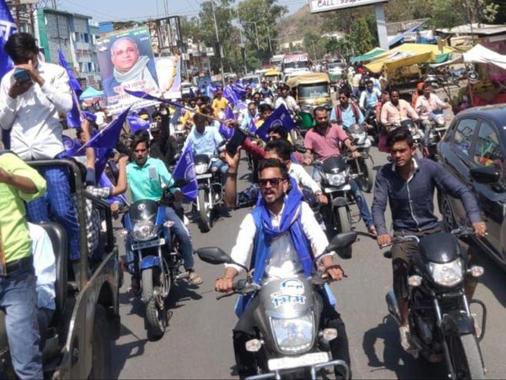 Workers took out rally raising slogans, submitted memorandum to SDM ...