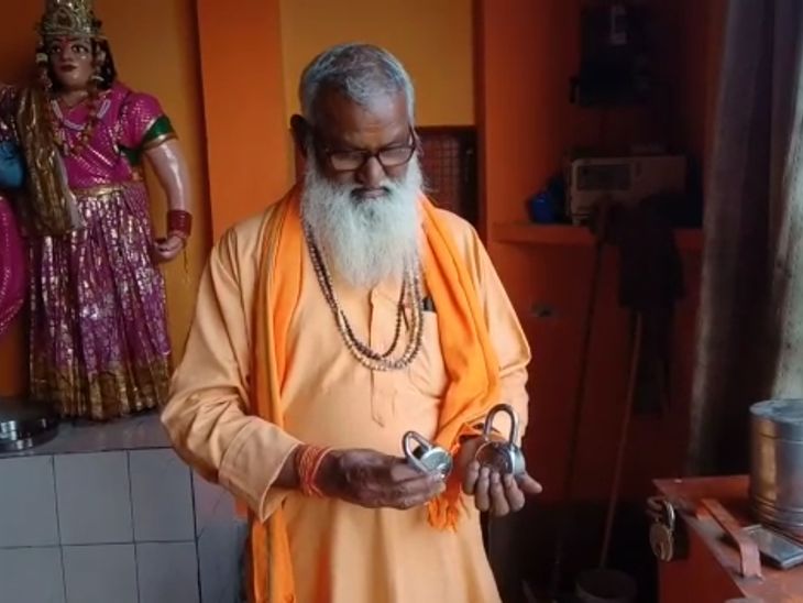 Thieves target temple in Amroha ,Breaking the locks of the donation box ...
