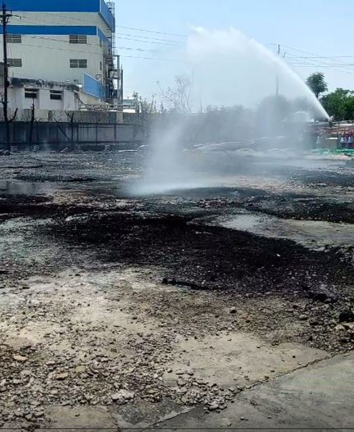 18 fire engines extinguished the fire by throwing several tankers of