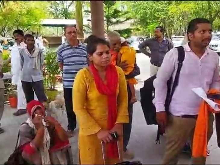 Women said on the doorstep of DM - We are troubled by the oppression of the bullies, forcing them to flee the village in kanpur dehat | कानपुर देहात में पलायन: DM की चौखट पर महिलाएं बोलीं- दबंगों की दबंगई से हम हैं परेशान, मजबूर होकर कर रहे गांव से पलायन - Kanpur Dehat News | Dainik Bhaskar