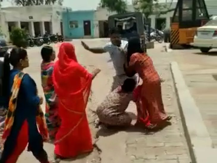 Live video of woman beating inside the police station The usurer hit him with a slipper 5 times in 10 seconds 5 times slap | थाने के अंदर महिला की पिटाई का लाइव VIDEO: सूदखोर ने 10 सेकेंड में 5 बार चप्पल से मारा, 5 बार जड़े थप्पड़ - Auraiya News | Dainik Bhaskar