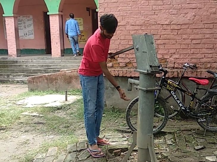 5 hand pumps installed in school are bad, students are forced to go ...