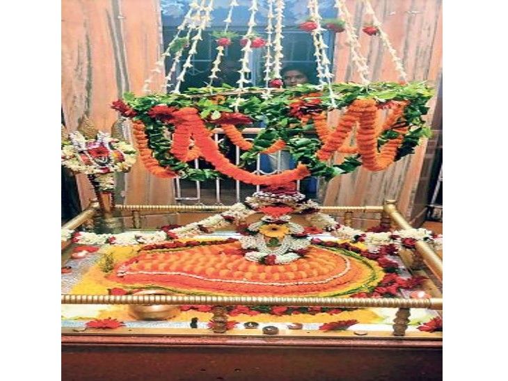 After midnight, the devotees of Pahari Baba started coming. | तीसरी ...