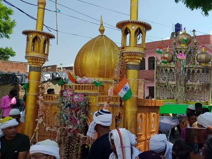 Tazia procession taken out on Muharram in Bidhuna Tricolour-decorated ...